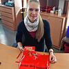 Bücher für Zuhause: Die stellvertretende Bibliotheksleiterin Belinda Woppowa bereitet eine Büchertüte vor.