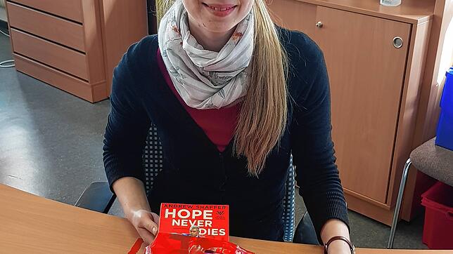 Bücher für Zuhause: Die stellvertretende Bibliotheksleiterin Belinda Woppowa bereitet eine Büchertüte vor.