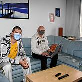 Die Bewohner Elia Fahr (links) und Patrick Dobbertin hoffen, dass das Haus der Wiedereingliederung des ZfP in Allensbach bald ans ...