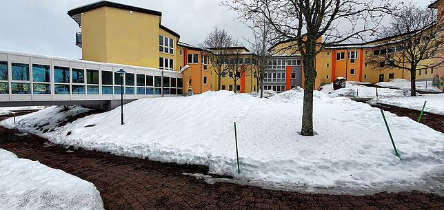 Auf dieser Fläche zwischen den Wegen soll das neue Kinderhaus entstehen.