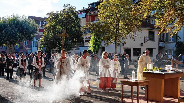 Pfarrer Ulrich Sickinger (recht im Bild) zelebrierte am Chilbi-Samstag 2020 den Gottesdienst zur Stadtjahrzeit, der wegen Corona im ...