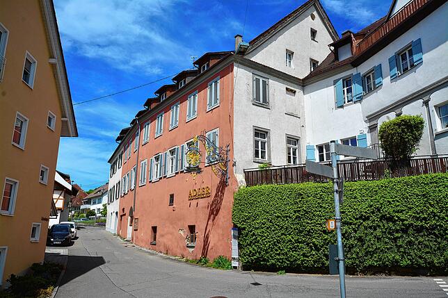 Das ehemalige Klosterensemble ist ein bedeutendes Baudenkmal und für die kleine Gemeinde direkt am Bodenseeufer ortsbildprägend.