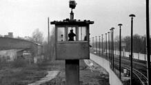 Ein Wachturm an der Berliner Mauer im Dezember 1988. Der Leipziger Autor Henner Kotte (kleines Bild) wurde 1982 als 19-Jähriger zu den ...