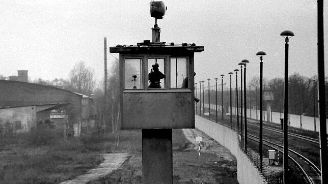 Ein Wachturm an der Berliner Mauer im Dezember 1988. Der Leipziger Autor Henner Kotte wurde 1982 als 19-Jähriger zu den DDR-Grenztruppen ...