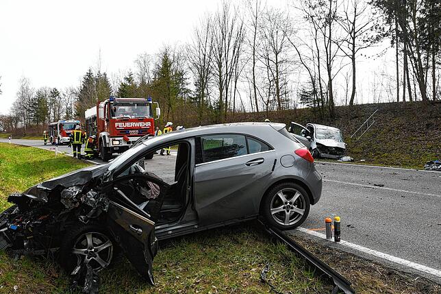 Auch das zweite an dem Unfall beteiligte Auto wurde bei dem Zusammenstoß komplett demoliert.