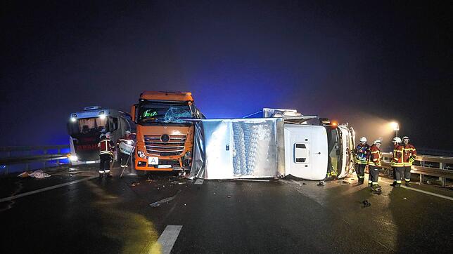 Ein Laster liegt auf der A81 am frühen Montagmorgen quer.