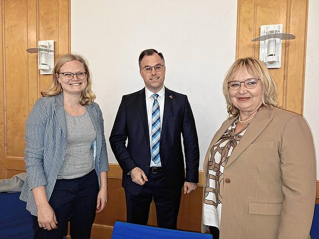 Hauptamtsleiterin Carina Walenciak, Ulrich Krieger und Gabriele Schäuble (von links) im Laufenburger Rathaus.