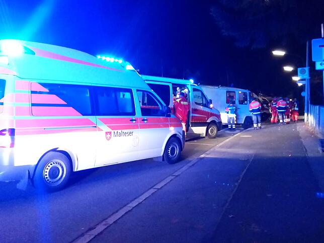 Bild 1: Gut dass es sie gibt: Dutzende Retter haben sich am Freitagabend für den Hilfseinsatz an Klinikum und gegen Couch, Party oder Kino entschieden – freiwillig