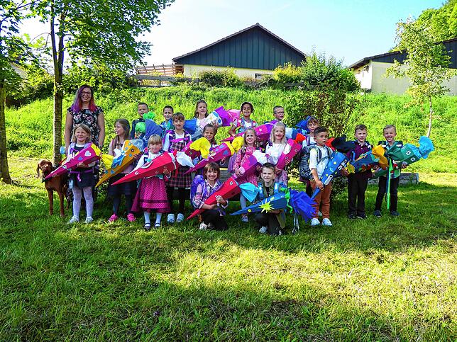 Die 18 Erstklässler der Grundschule in Kirchen-Hausen mit ihrer Klassenlehrerin Ramona Kamionka und dem Schulhund Maloo.