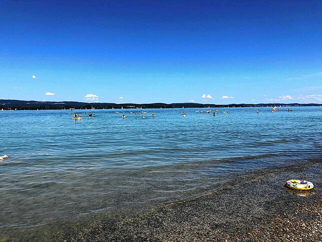 Das Strandbad Iznang hat einen breiten Seezugang, der genügend Platz für Schwimmer, Paddler und kleine Boote bietet.