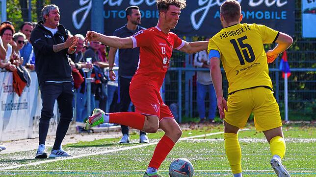 Gar nicht zufrieden war Trainer Michael Schilling (Hintergrund) mit der Vorstellung seiner Spieler. Der 1. FC Rielasingen-Arlen (Marek ...