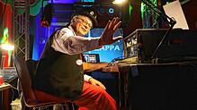 DJ Pauli und hier im Bild DJ Chef&lsquo;l legten Musik auf, zu der das Publikum gerne tanzte.