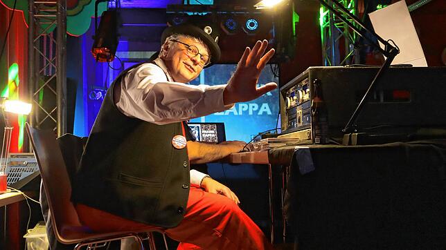 DJ Pauli und hier im Bild DJ Chef&lsquo;l legten Musik auf, zu der das Publikum gerne tanzte.