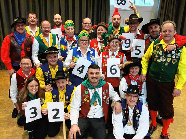 Die Präsidenten der Höri-Zünfte und deren Vize kämpften um die Reihenfolge der Aufstellung beim Höriumzug 2024: Hägelisaier, Mondfänger, ...