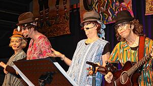 Einen Glanzpunkt des Zunftballs bildet der Auftritt des S´Schwoba Quartetts. Tanja Mattes, Steffi Mauz, Heidi Siber und Gudrun Steidle ...