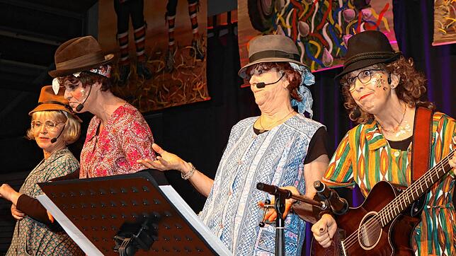 Einen Glanzpunkt des Zunftballs bildet der Auftritt des S´Schwoba Quartetts. Tanja Mattes, Steffi Mauz, Heidi Siber und Gudrun Steidle ...