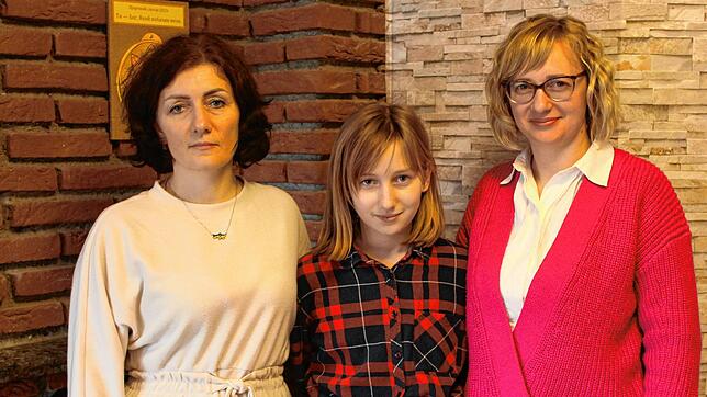 Liarysa Chernushyna, ihre Tochter Iryna (10) und Nataliia Revutska (von links) haben sich in Deutschland eingelebt.