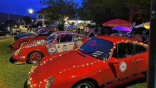Beim 34. Oldtimer treffen war einiges geboten: Viele Oldtimer waren abends mit Lichterketten dekoriert. Viele Besitzer hatten ihre ...