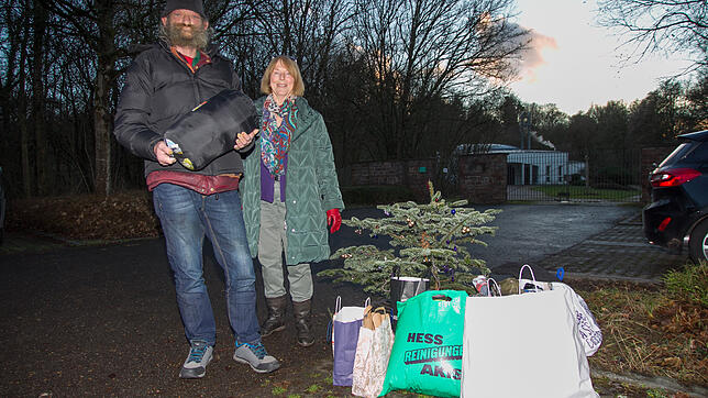 Auf dem Parkplatz vor dem Waldfriedhof in Litzelstetten wurden viele Tüten und Taschen mit Geschenken für Werner Husemann deponiert. ...