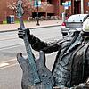 Jimi Hendrix, hier von Daryl-Smith als Skulptur verewigt, rockt auch mit Mundschutz weiter. Die meisten freien Künstler jedoch müssen ...
