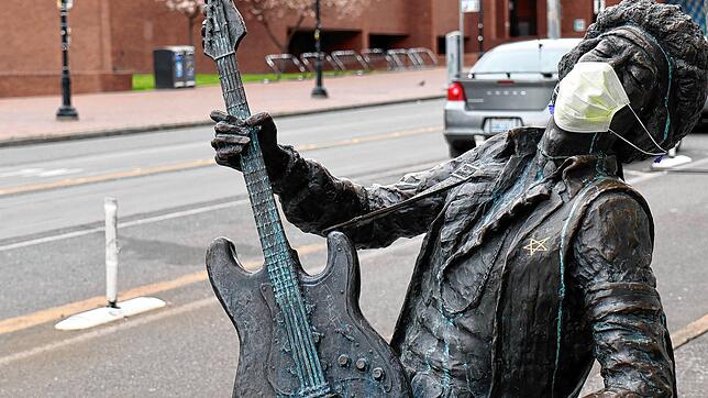 Jimi Hendrix, hier von Daryl-Smith als Skulptur verewigt, rockt auch mit Mundschutz weiter. Die meisten freien Künstler jedoch müssen ...