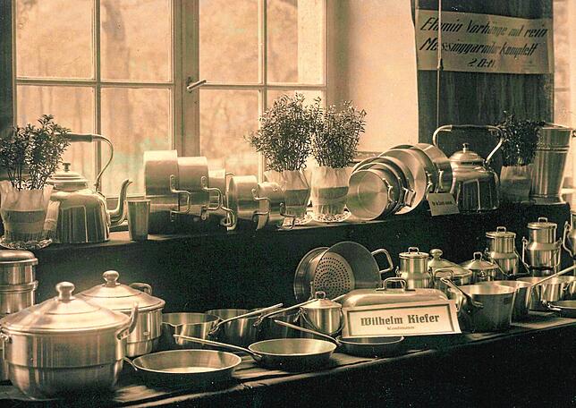 Blitzblanke Töpfe und Pfannen aus der reichen Warenpalette Wilhelm Kiefers: ein Detail seines Standes bei der Gewerbeausstellung 1925.
