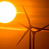 Windräder vor der Sonne: In der Schweiz ein eher seltener Anblick, hier entstehen kaum neue Windkraftanlagen.