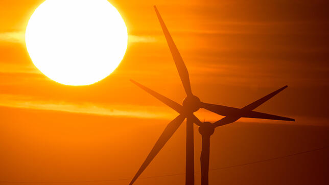 Windräder vor der Sonne: In der Schweiz ein eher seltener Anblick, hier entstehen kaum neue Windkraftanlagen.