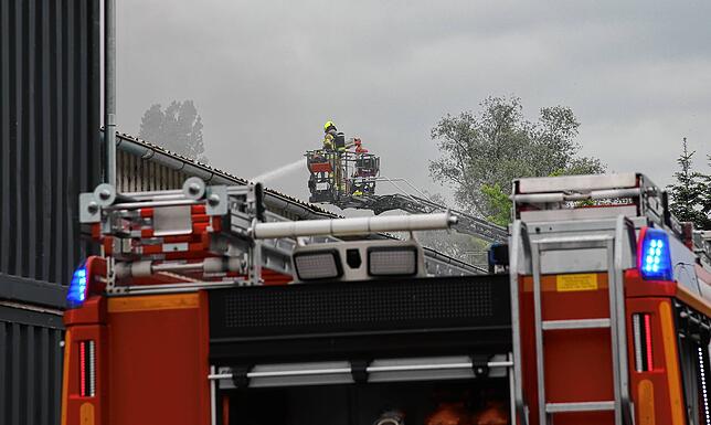 Auch von der Drehleiter aus wird gelöscht.