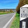 Sieht unscheinbar aus, die K6100, ist aber teuer – und dennoch die liebste Kreisstraße des Landrats.