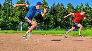 Hochkonzentriert trainieren Hendrik Dombek (links) und Dominik Mayrhofer im Roßbergstadion Sprints. Für Dombek ist es die Vorbereitung ...
