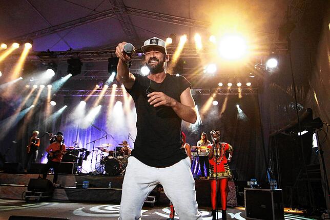 Eine Szene vom Gentleman-Auftritt auf dem Markdorfer Marktplatz im Juli 2018. Der Reggae-Star wird im Mai 2021 wieder dabei sein.