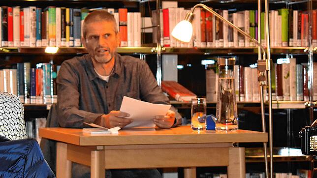 Der Autor Justus Ammann stellte in der Wehrer Mediathek einen Thriller mit Lokalkolorit vor.