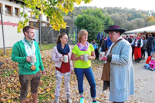 Bild 5: Wenn es in Bräunlingen keine Kilbig gibt: Der Herbsthock lockte auch viel junge Leute zum Stadion