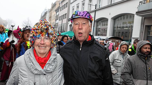 Bild 13: Schmotziger Dunschtig: Auf der Marktstätte treffen sich die Narren und Hästräger