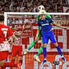 West Hams Torwart Lukasz Fabianski (verdeckt) und Konstantinos Mavropanos gehen zum Ball hoch. Links Freiburgs Maximilian Philipp.