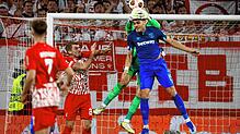 West Hams Torwart Lukasz Fabianski (verdeckt) und Konstantinos Mavropanos gehen zum Ball hoch. Links Freiburgs Maximilian Philipp.