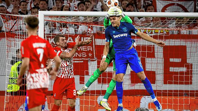 West Hams Torwart Lukasz Fabianski (verdeckt) und Konstantinos Mavropanos gehen zum Ball hoch. Links Freiburgs Maximilian Philipp.