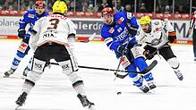 Der Schwenninger Zach Senyshyn (blaues Trikot) überzeugte mit einer starken Leistung, am Ende steht es 7:3 und die Wild Wings gewinnen ...