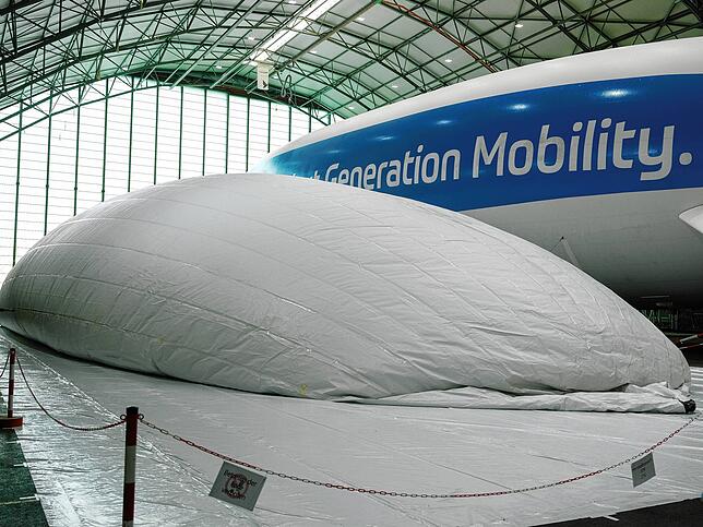 Die Größe des neuen Zeppelins wird zum ersten Mal sichtbar: Die Hülle wird „gereckt“ – also zum allerersten Mal komplett mit Luft ...