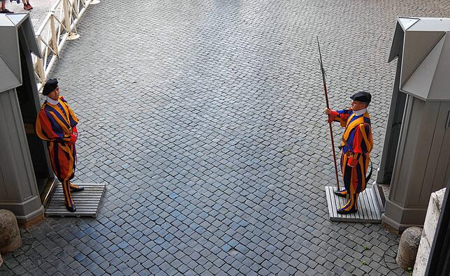 Zwei Schweizer Gardisten am Eingang zum Vatikanstaat, links vom Petersdom. Der Gardist rechts leistet Schildwache.