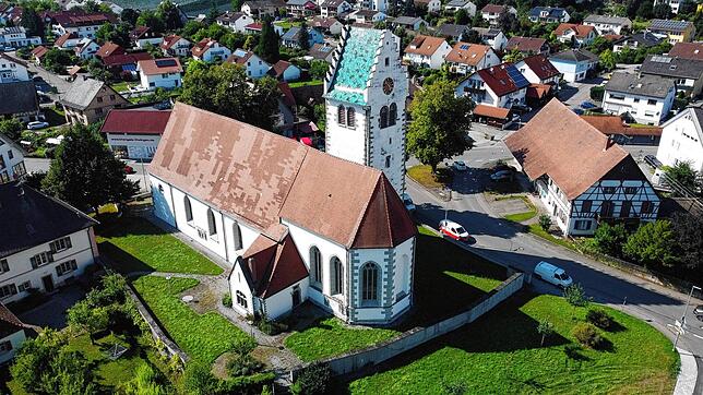 Die Owinger Kirche St. Peter und Paul fällt vor allem durch ihr türkises Dach auf.