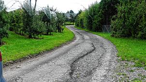Der Feldweg Bergstraße in Ahausen ist in einem sanierungsbedürftigen Zustand. Er soll nun erneuert werden. Foto: Christiane Keutner