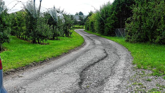 Der Feldweg Bergstraße in Ahausen ist in einem sanierungsbedürftigen Zustand. Er soll nun erneuert werden. Foto: Christiane Keutner