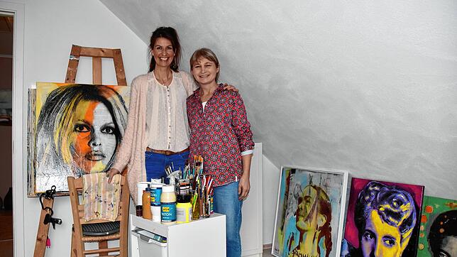 Birgit Schwanz (rechts) besuchte Susanne Reske im Vorfeld der Ausstellung in ihrem Atelier. Dort konnte sie sich von der großen Vielfalt ...