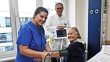 Schwester Mathilde (links) kümmert sich mit Chefarzt Dr. Achim Gowin (Bildmitte) um die Patienten. Gertraud Josephi (rechts) fühlt sich ...