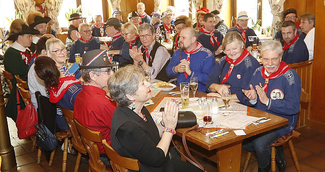 Ausgelassene Stimmung herrscht beim Strählen im Hirschen, das wieder mehr Narren anlockt und mit einem abwechslungsreichen Programm ...