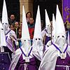 Alle Mitglieder der Bruderschaften im spanischen Palencia tragen eine hohe Büßerhaube. Nur die Kinder sind ausgenommen.