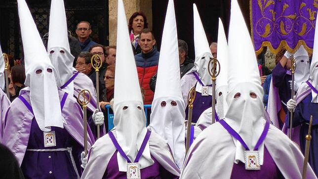 Alle Mitglieder der Bruderschaften im spanischen Palencia tragen eine hohe Büßerhaube. Nur die Kinder sind ausgenommen.
