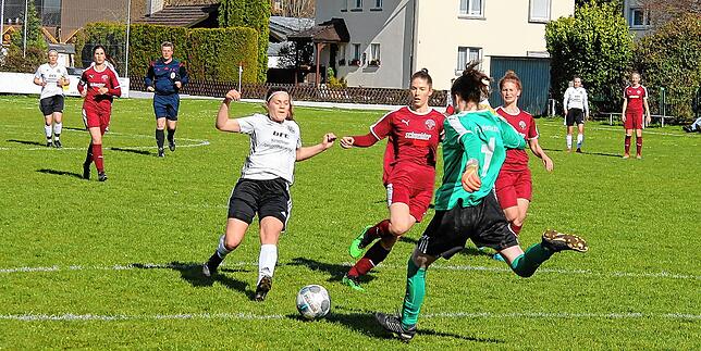 Bild 14: FC Hochrhein wehrt sich tapfer beim 1:2 gegen Spitzenreiter SV Deggenhausertal &ndash; wir haben Bilder!